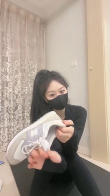 【樱女王】刁蛮女玩弄老板，让老板舔脚，脚丫真美啊！ YC-221007-2