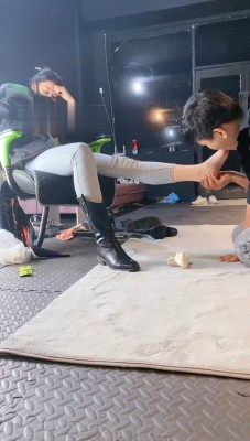 图片[3]_【冰诺】私人影院黑靴白袜虐脚垫【下】_HD绳艺资源