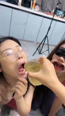 图片[4]_【橙宝】3只母畜-白袜互虐/奴下奴/掐脖/中指鄙视/灌圣水_HD绳艺资源