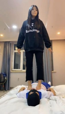 图片[2]_【精神小妹】双S挑战学长-骑马踩踏/舔鞋底深喉【双视角版】_HD绳艺资源