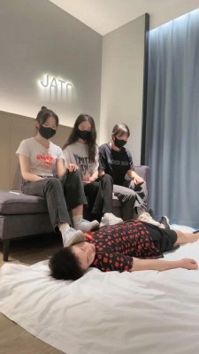 【尤物】4S-开发女大学生-跪拜踩头/钻胯骑马/踩踏腿绞【完整版】_HD绳艺资源