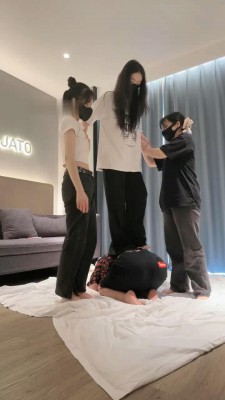 【南国原创】刁蛮女神美妮美脚腿绞,控制呼吸,闻臭丝袜脚,脚垫羞辱等YC-221009