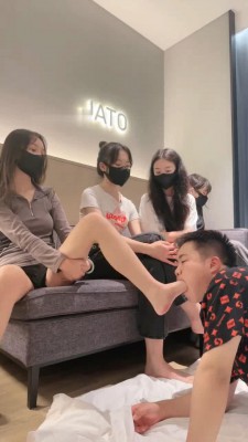 【南国原创】刁蛮女神美妮美脚腿绞,控制呼吸,闻臭丝袜脚,脚垫羞辱等YC-221009