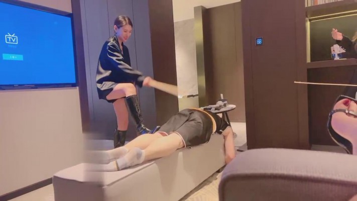 【南国原创】晓琴和闺蜜苏苏臭袜子折磨班长,脚趾夹鼻子,控制,臭味惩罚 YC-221015-5