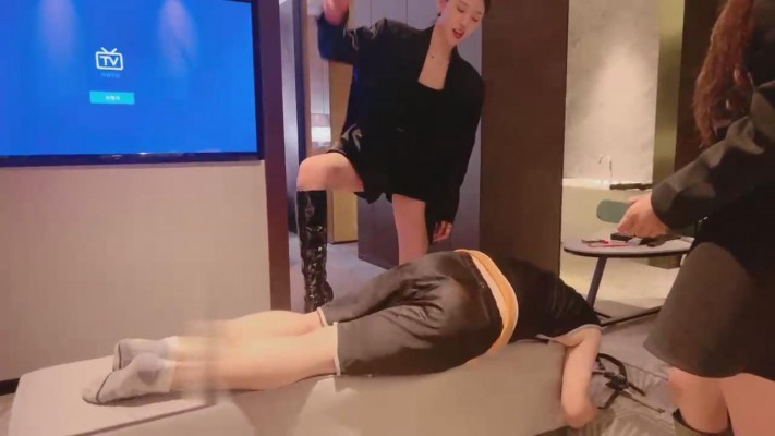 【南国原创】晓琴和闺蜜苏苏臭袜子折磨班长,脚趾夹鼻子,控制,臭味惩罚 YC-221015-5