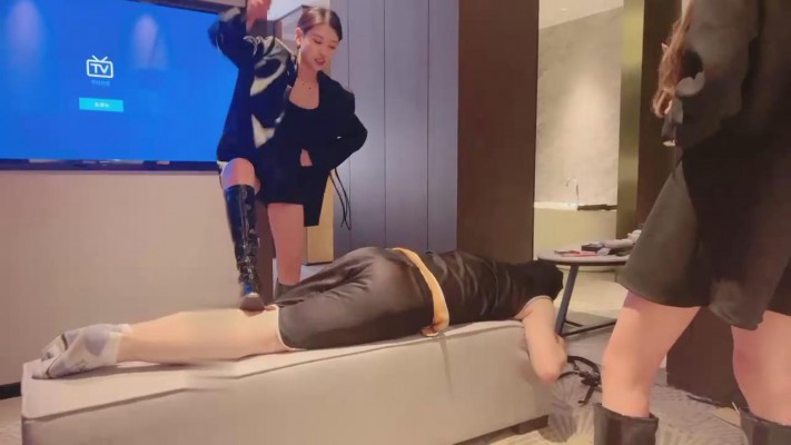 【南国原创】晓琴和闺蜜苏苏臭袜子折磨班长,脚趾夹鼻子,控制,臭味惩罚 YC-221015-5