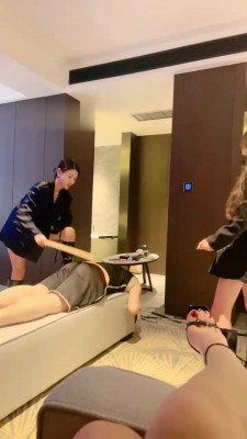 【南国原创】晓琴和闺蜜苏苏臭袜子折磨班长,脚趾夹鼻子,控制,臭味惩罚 YC-221015-5