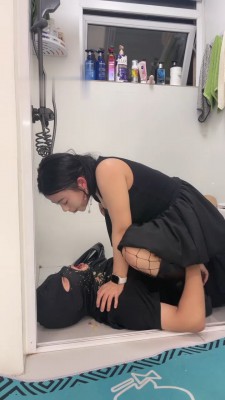 【W.K.T】—双素人女S深喉恋足 YC-221016-3