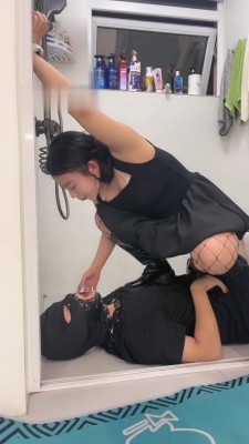 【W.K.T】—双素人女S深喉恋足 YC-221016-3
