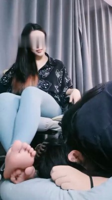 【黑丝诱惑】沐沐首次带素人闺蜜一起调教狗奴 YC-221015-2