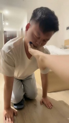 图片[3]_【舒钰】大学学长变狗奴/喂口水/裸足狂舔_HD绳艺资源