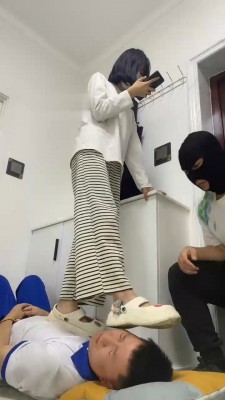 图片[2]_【精神小妹】素人学生S全体重踩踏初尝试_HD绳艺资源