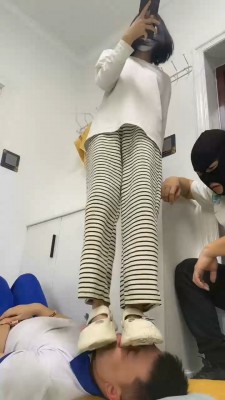 图片[4]_【精神小妹】素人学生S全体重踩踏初尝试_HD绳艺资源