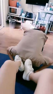 图片[2]_【大连雪主】运动鞋白袜全体重踩踏_HD绳艺资源