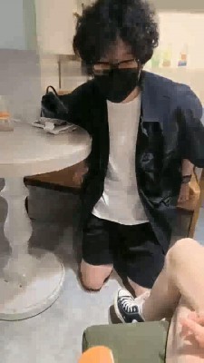 图片[4]_【高难度挑战美学】咖啡厅随机开发素人小哥-踹裆闻鞋/下跪腿绞_HD绳艺资源