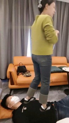 图片[5]_【彼岸花开】素人S运动鞋裸足踩踏_HD绳艺资源