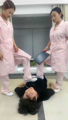 图片[2]_【伊诺】双护士小姐姐-踩踏喂食/转胯骑马_HD绳艺资源