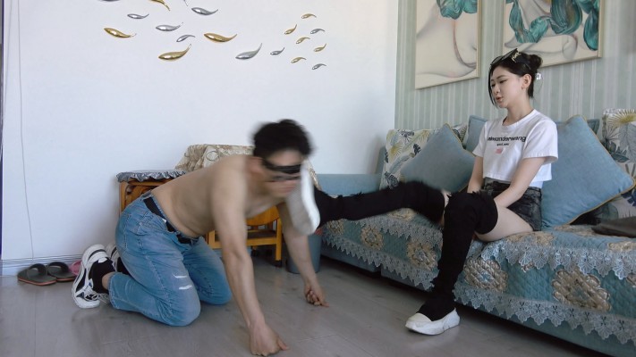 【艾琳S175】踩踏狗脸狗头,强迫贱狗舔鞋底,闻臭脚_HD绳艺资源