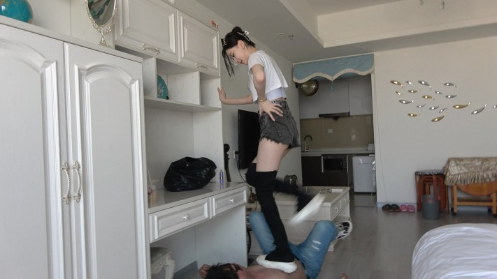 图片[17]_【艾琳S175】踩踏狗脸狗头，强迫贱狗舔鞋底，闻臭脚_HD绳艺资源