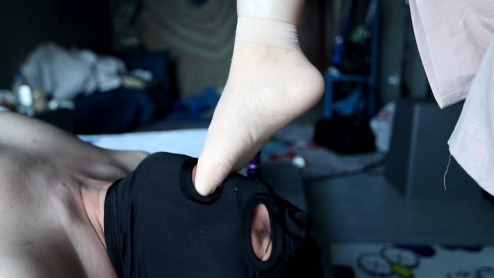 图片[10]_阿丽塔短丝踩贱狗脸舔脚_HD绳艺资源