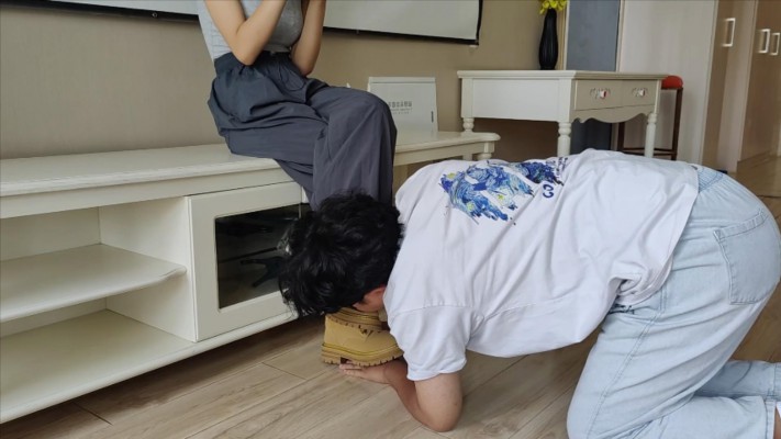 图片[2]_【00后小彤】马丁靴日常艺术训练 舔鞋踩踏_HD绳艺资源