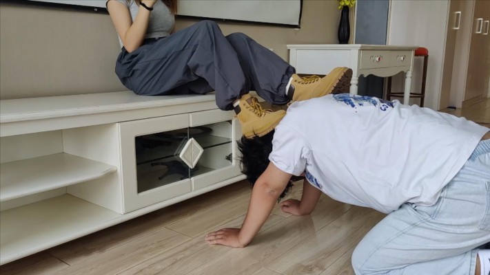 图片[3]_【00后小彤】马丁靴日常艺术训练 舔鞋踩踏_HD绳艺资源