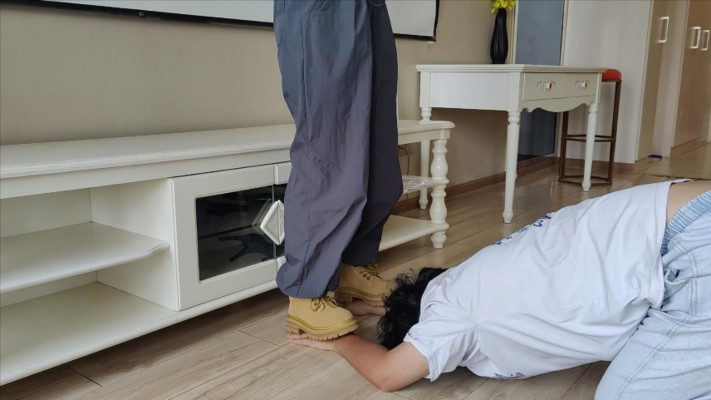 图片[5]_【00后小彤】马丁靴日常艺术训练 舔鞋踩踏_HD绳艺资源