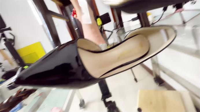 图片[8]_晓G主人高高在上 裸腿高跟鞋踩着人头 垫脚！踩扁你的狗头_HD绳艺资源