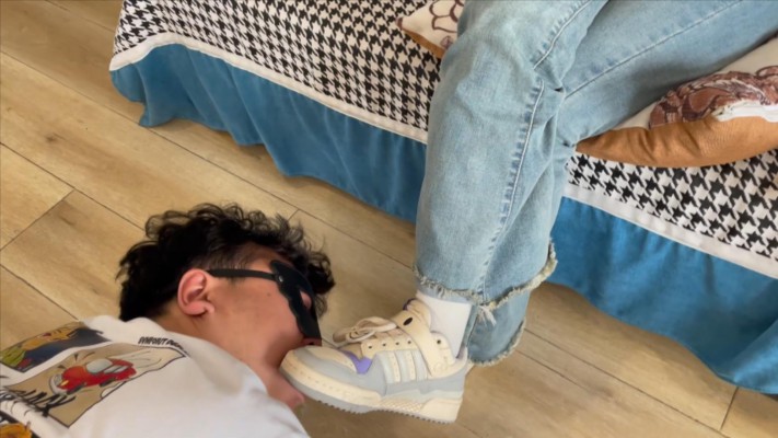 图片[3]_【00后小彤】把哥哥当成洗鞋机清理鞋底除臭_HD绳艺资源