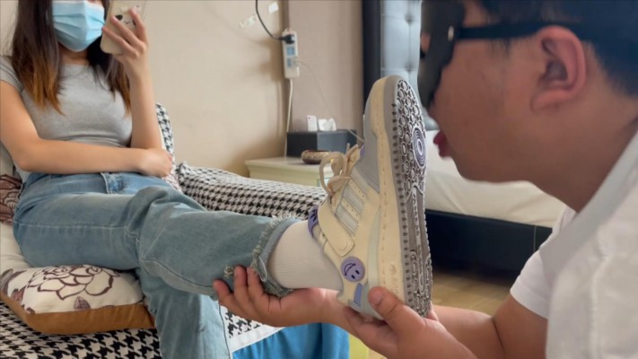 图片[5]_【00后小彤】把哥哥当成洗鞋机清理鞋底除臭_HD绳艺资源