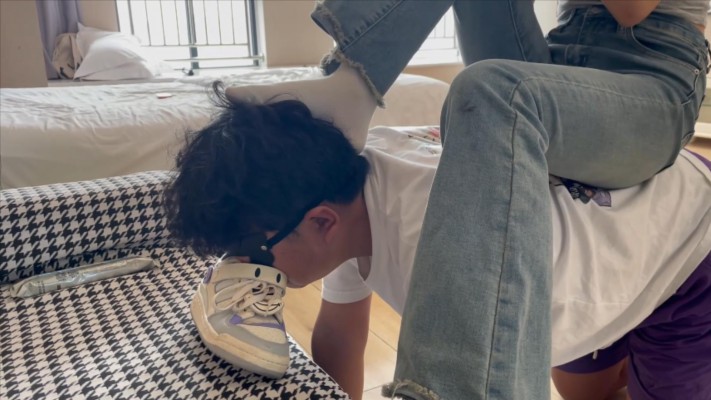 图片[9]_【00后小彤】把哥哥当成洗鞋机清理鞋底除臭_HD绳艺资源