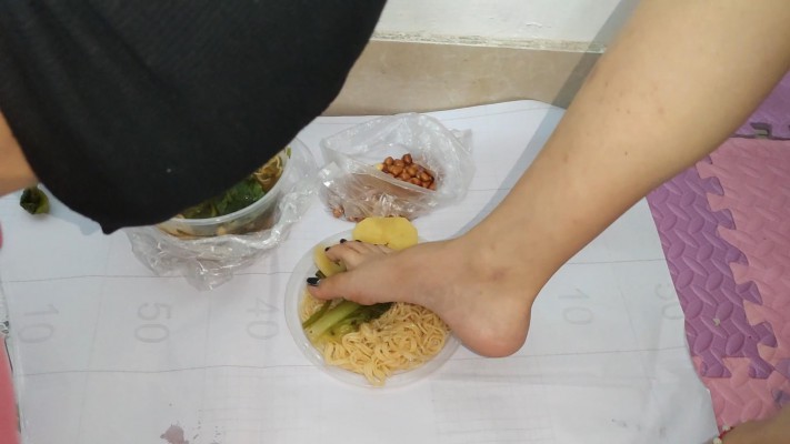 图片[11]_广州小鱼姐姐和婷婷主人哄骗小白弟弟闻脚舔脚，脚喂食_HD绳艺资源