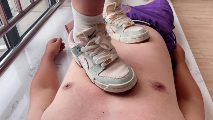 图片[4]_【00后小彤】运动鞋窗台踩哥哥在肚子上垫脚_HD绳艺资源