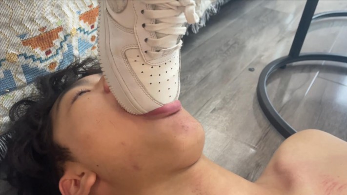 图片[10]_【00后小彤工作室】130斤女主狂踩90斤毯子，插嘴舔鞋胸口刮痧_HD绳艺资源