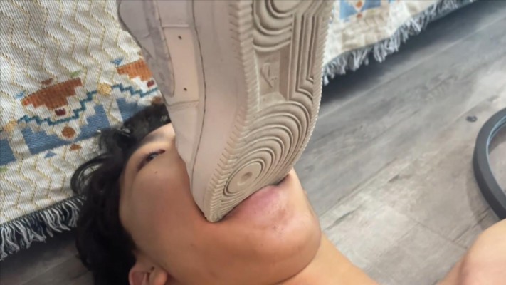 图片[11]_【00后小彤工作室】130斤女主狂踩90斤毯子，插嘴舔鞋胸口刮痧_HD绳艺资源