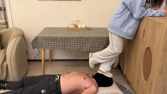 图片[3]_【00后小彤】日常运动后全体重踩踏，踩头踩脖子_HD绳艺资源