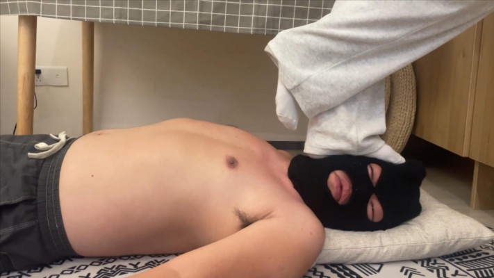 图片[6]_【00后小彤】日常运动后全体重踩踏，踩头踩脖子_HD绳艺资源