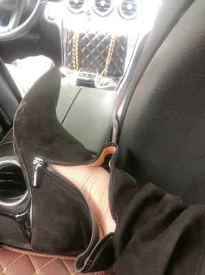 图片[2]_户外车内品尝女神的长靴丝足美脚！_HD绳艺资源