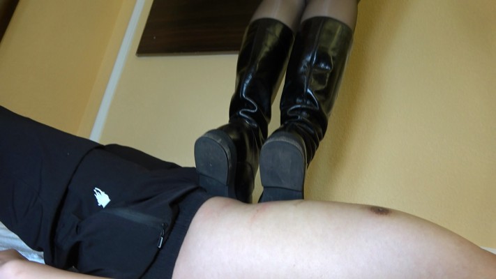 图片[8]_【彼岸花】平底靴踩脖子窒息，踩狗脸，暴踩贱狗_HD绳艺资源