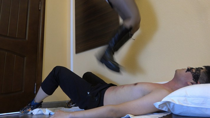 图片[11]_【彼岸花】平底靴踩脖子窒息，踩狗脸，暴踩贱狗_HD绳艺资源