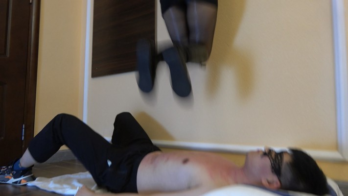 图片[14]_【彼岸花】平底靴踩脖子窒息，踩狗脸，暴踩贱狗_HD绳艺资源