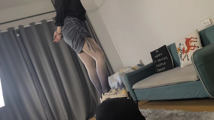 娇娇踩食物给你吃