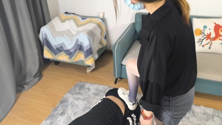 娇娇踩食物给你吃