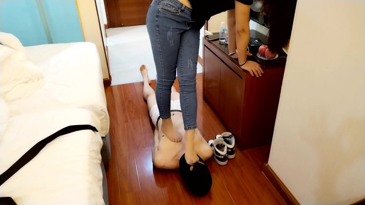 图片[2]_广州小鱼姐姐紧身牛仔裤AJ踢裆，全体重踩踏艺术吸酸臭脚汗_HD绳艺资源