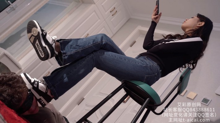 图片[5]_【初见】牛仔裤黑丝LV运动鞋踩踏人形地毯/物化鞋垫_HD绳艺资源