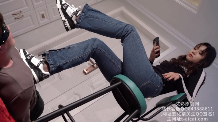 图片[7]_【初见】牛仔裤黑丝LV运动鞋踩踏人形地毯/物化鞋垫_HD绳艺资源