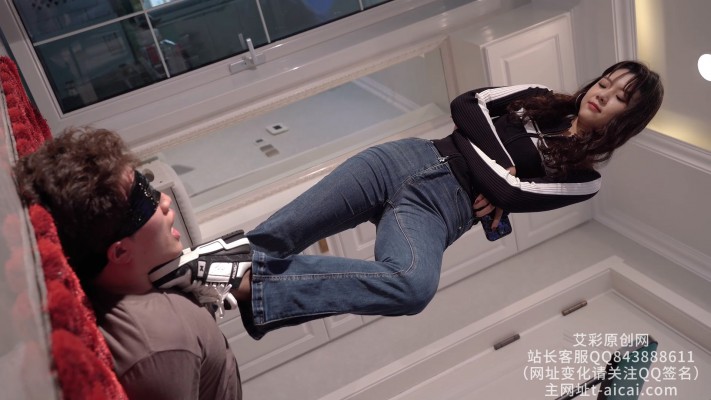 图片[12]_【初见】牛仔裤黑丝LV运动鞋踩踏人形地毯/物化鞋垫_HD绳艺资源