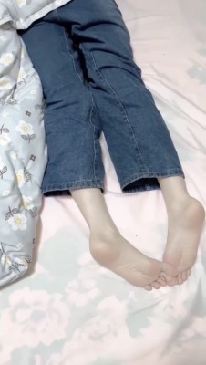 把表妹灌醉后品尝她的美脚_HD绳艺资源