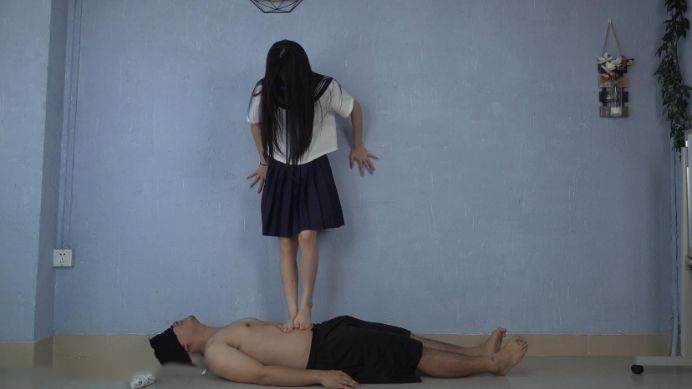 图片[2]_【南国原创】大专生宝儿S首秀，白嫩美脚玩奴，玩着玩着就兴奋的做鬼脸了！_HD绳艺资源