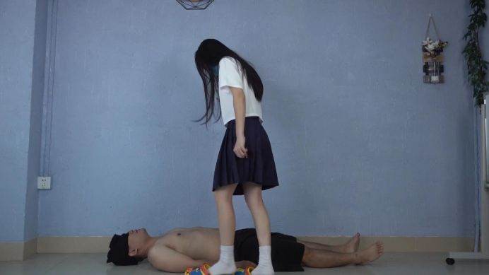 图片[3]_【南国原创】大专生宝儿S首秀，白嫩美脚玩奴，玩着玩着就兴奋的做鬼脸了！_HD绳艺资源